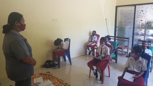 Siswa kelas 3 SDI Santo Yosef Maumere sedang mengikuti kegiatan belajar dari rumah dalam kelompok kecil, Senin (13/7/2020). Foto: Mario WP Sina.