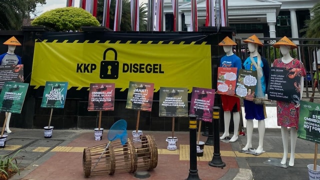 Koalisi Rakyat untuk Keadilan Perikanan (Kiara) segel kantor KKP. Foto: Dok. Istimewa