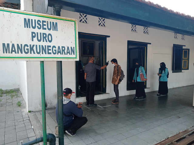 Sebelum memasuki area Pura Mangkunegaran tersebut, satu persatu para mahasiswa dilakukan pengecekan suhu tubuh sesuai protokol kesehatan yang berlaku