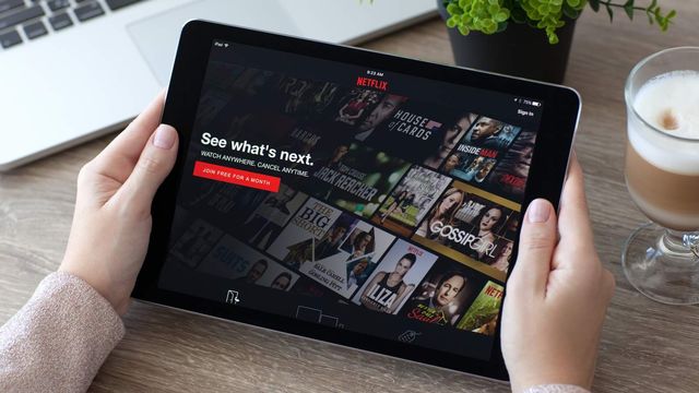 Ilustrasi menonton Netflix. Foto: Shutter Stock