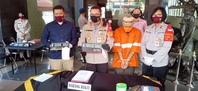 Pelaku saat rilis. Foto: Ulul Azmi.