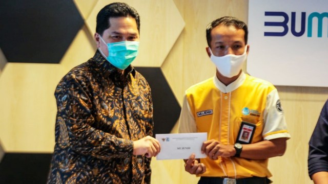 Menteri BUMN Erick Thohir memberikan apresiasi ke dua petugas KRL karena bersikap jujur usai menemukan Rp 500 juta di kereta, Senin (13/7). Foto: Kementerian BUMN