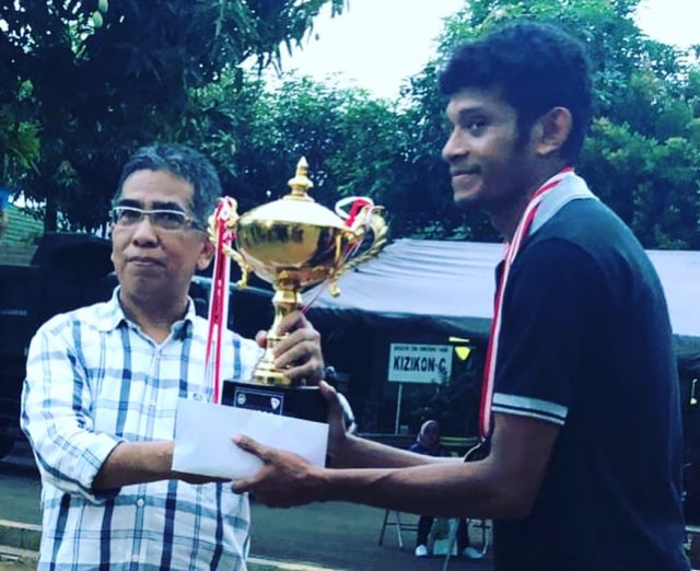 Nager Dumatubun (kanan), pemain tarkam yang menganiaya wasit dalam sepak bola tarkam di Bekasi. Foto: Asosiasi Provinsi DKI Jakarta