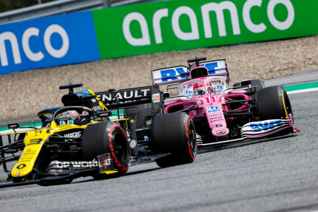 Daniel Ricciardo (#3) dari Renault dan Sergio Perez (#11) dari tim Racing Point pada GP Styria, Minggu (12/7/2020). Foto: Twitter/@BWTRacingPoint