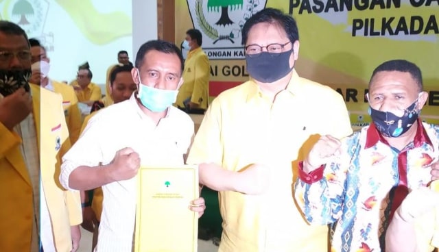 Wakil Bupati Halbar, Ahmad Zakir Mando, saat menerima rekomendasi Partai Golkar dari DPP. Foto: istimewa