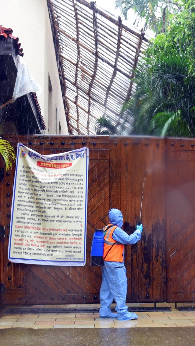 Mega bintang Bollywood Amitabh Bachchan dan anaknya Abhishek Bachchan positif virus corona. Foto: SUJIT JAISWAL / AFP