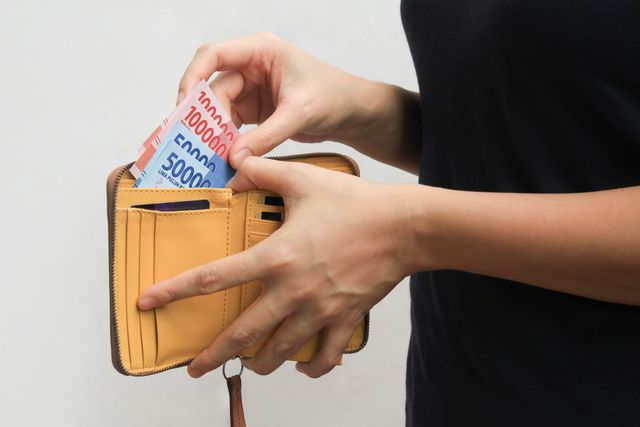 Beban Finansial Ibu Mertua Saat Tahun Ajaran Baru. Foto: Shutterstock