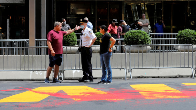 ilustrasi warga Amerika Serikat di Manhattan Tower, New York, As. Foto: Mike Segar/REUTERS