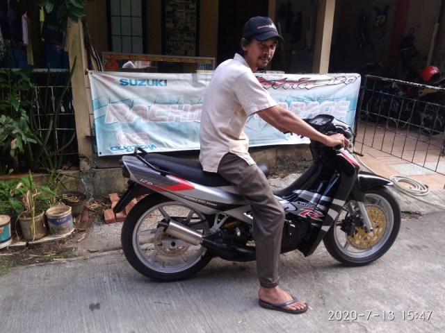 Rachmat Chairul Rizal, pensiunan bank yang pilih buka bengkel spesialis Suzuki Satria 2-tak. Foto: Rachmat Chairul Rizal