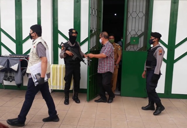 KPK melakakukan penggeledahan ruko milik seorang pengusaha di Sumut. Foto: SumutNews