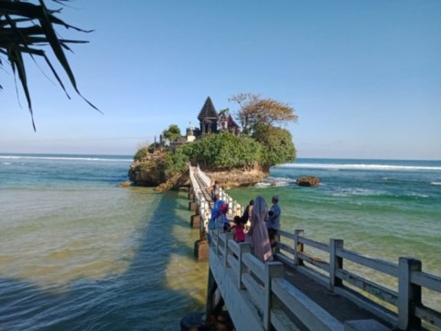 Pantai di JLS. Foto: Rizal Adhi.