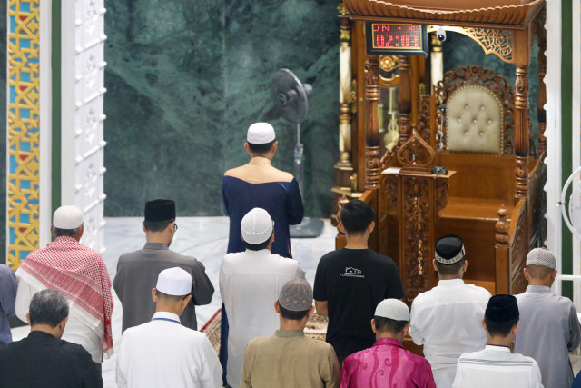 Warga Aceh saat melaksanakan salat malam di masjid pada Ramadhan 2020/1441 H. Foto: Suparta/acehkini
