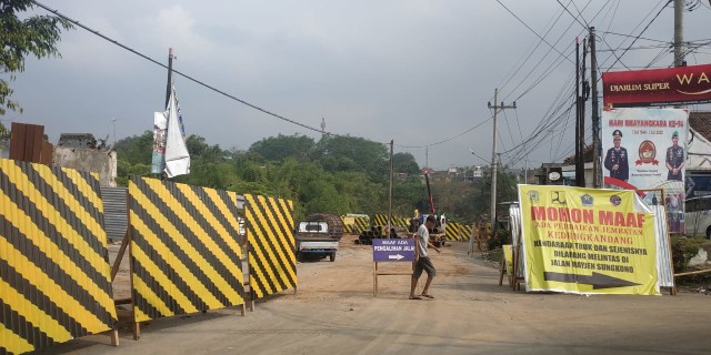 Akses jalan menuju proyek pengerjaan jembatan Kedungkandang ditutup total, pada Selasa (14/7/2020). Foto: Ulul Azmi.
