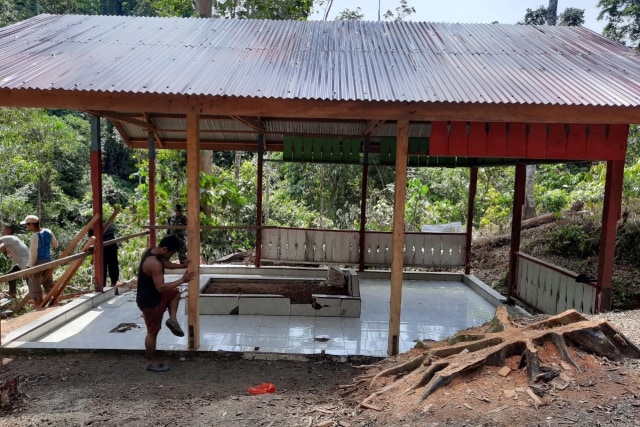 Bangunan Makam Pahlawan Nasional Cut Meutia yang rusak akibat tertimpa pohon tumbang tengah diperbaiki. Foto: Dok. Mudawali