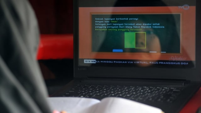 Seorang murid sekolah dasar (SD) belajar melalui siaran streaming TVRI di rumahnya, di Padang, Sumatera Barat, Senin (13/4). Foto: ANTARA FOTO/Iggoy el Fitra