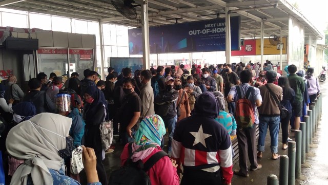 Antrean penumpang KRL di Stasiun Sudimara. Foto: Maman/Pembaca kumparan
