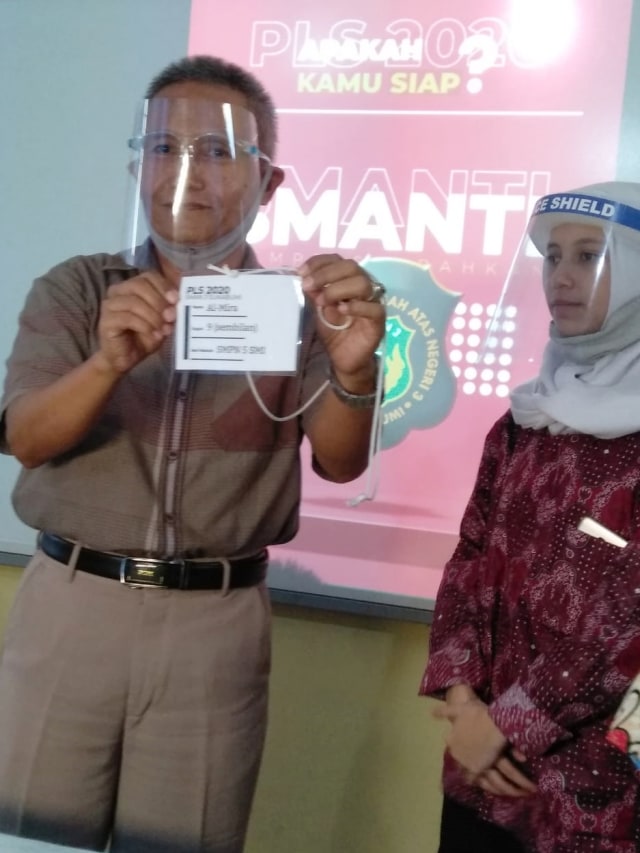 Al-Mira (kanan), peserta PLS SMAN 3 Sukabumi yang viral karena video taratakdung. Foto: Dok. SMAN 3 Sukabumi
