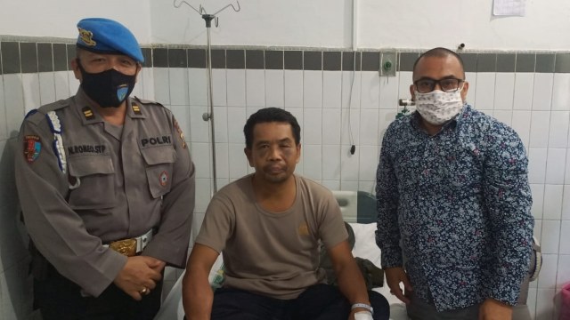 Sarpan bersama pengacarnya Sa'i Rangkuti usai menjalani pemeriksaan di rumah sakit. Foto: Dok. Istimewa