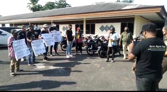 Suasana aksi di Kejati Manokwari. Foto: Edi Musahidin