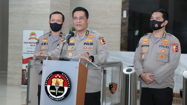 Kadiv Humas Polri Irjen Pol Argo Yuwono (tengah) memberi keterangan pers soal surat jalan Djoko Tjandra. Foto: POLRI