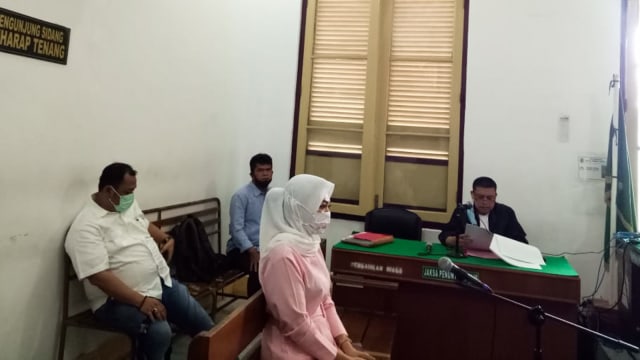 Terdakwa Febi Nur Amelia saat mendengarkan tuntutan jaksa. Foto: Dok. Istimewa