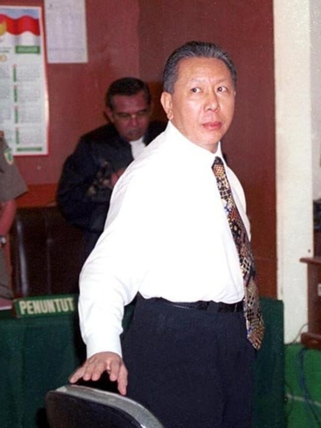 Terdakwa dalam kasus Bank Bali, Djoko S. Tjandra bersiap meninggalkan ruang sidang Pengadilan negeri Jakarta Selatan, Senin (28/2/2000). Foto: Irham/Str/Antara