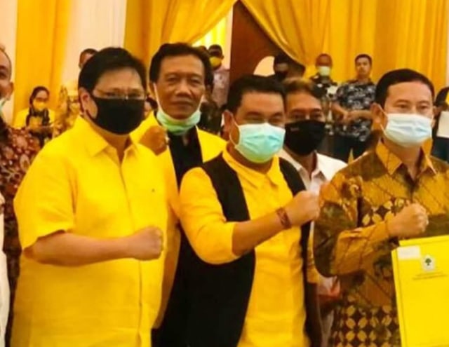 Subrata ( tengah) saat bersama Erlangga Hartarto - IST