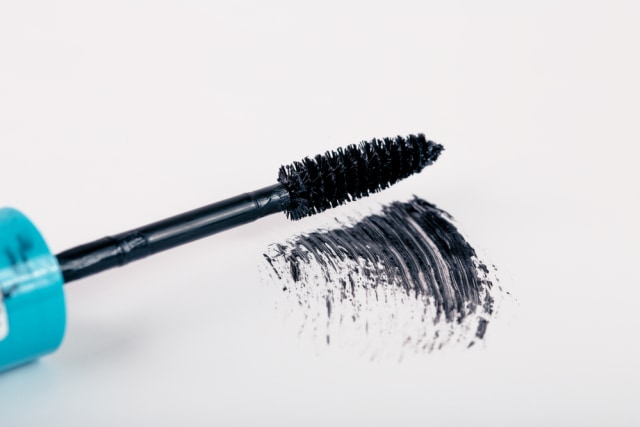 7 Cara Menghilangkan Noda Maskara di Pakaian. Dok. Shutterstock