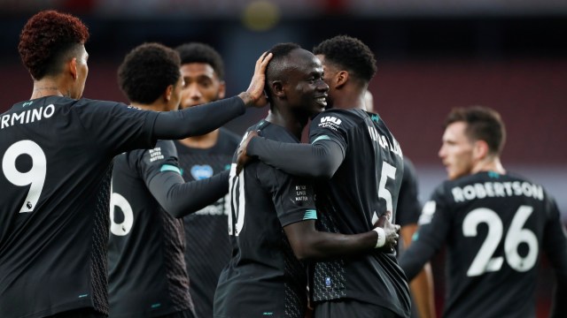 Pemain Liverpool berselebrasi usai mencetak gol pada pertandingan Liga Primer Arsenal vs Liverpool di Stadion Emirates, London, Inggris, Selasa (15/7). Foto: Paul Childs/Pool/REUTERS