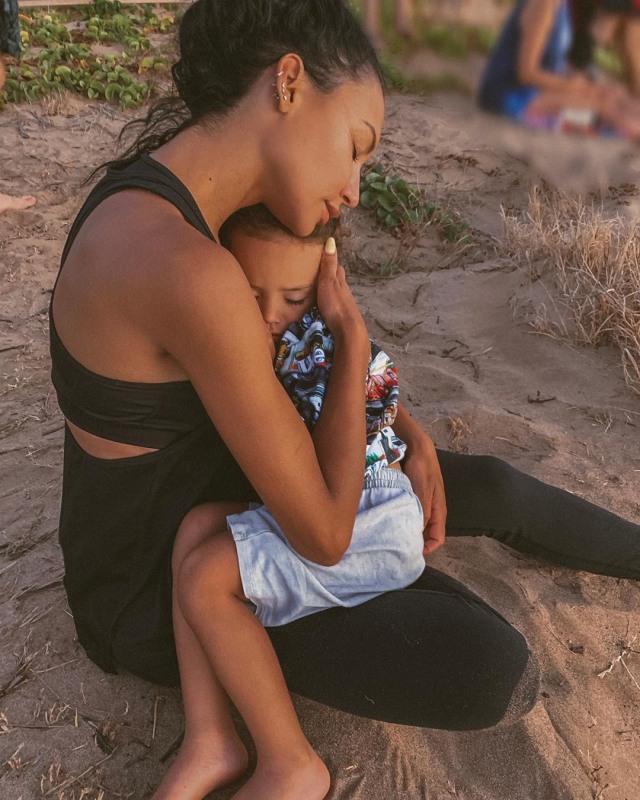 Potret Naya Rivera bersama anaknya. Foto: Instagram/@nayarivera