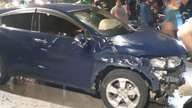 Honda HRV biru tua B 97 ARP yang dikendarai seorang mahasiswi menabrak dua orang hingga tewas dan satu lainnya luka parah di Jalan DI Panjaitan, Jakarta Timur. Foto: HO-Laka lantas Jaktim/Antara