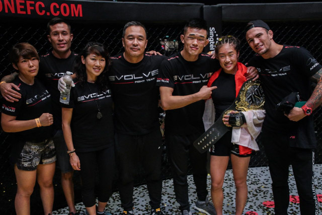 Angela serta Christian Lee bersama keluarga besarnya (ONE Championship)