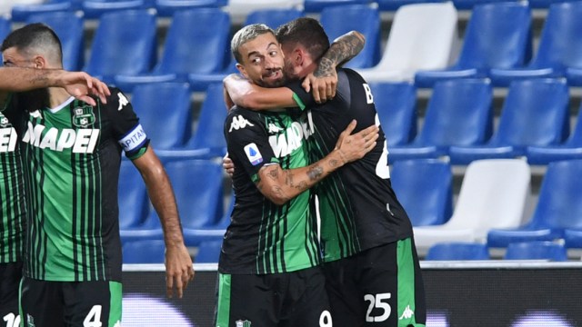 Selebrasi pemain Sassuolo ketika mencetak gol pada laga melawan Juventus. Foto: Jennifer Lorenzini/Reuters