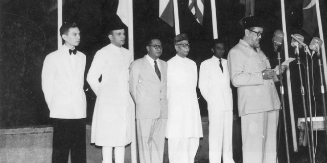 Perdana Menteri Ali Sastroamidjojo tengah mengutjapkan pidatonja dan tampak dibelakang dari kiri kekanan Wakil diplomatik dari Birma, Duta Besar India, Menteri Luar Negeri Ruslan Abdulgani, Duta Afganistan dan Konsul dari Saelan. (sumber: kompas.com)