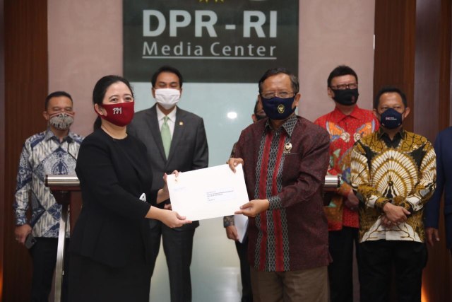 Jajaran menteri Sambangi DPR serahkan surat penundaan RUU HIP ke DPR. Foto: DPR RI