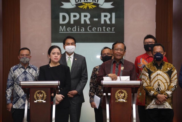 Jajaran menteri Sambangi DPR serahkan surat penundaan RUU HIP ke DPR. Foto: DPR RI