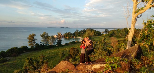 Pengunjung berswafoto saat berada di atas Bukit Penantian. Foto: Mily/kepripedia.com