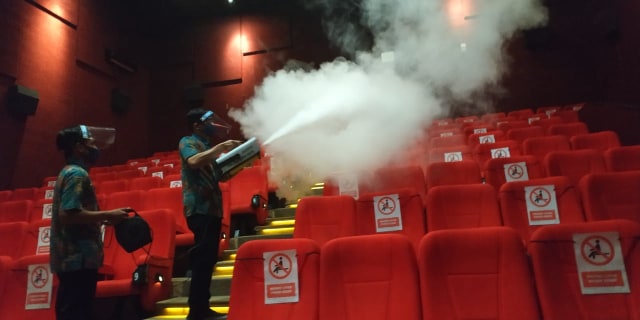 Simulasi penerapan protokol kesehatan COVID-19 di Bioskop Movimaxx Mall Dinoyo City, pada Kamis (16/7/2020). Foto: Ulul Azmi.