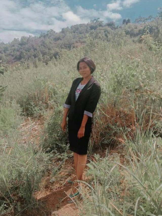 Mahasiswa D3 di Maluku sidang skripsi online di atas bukit. Foto: Dok. Mario Josian Kakisina