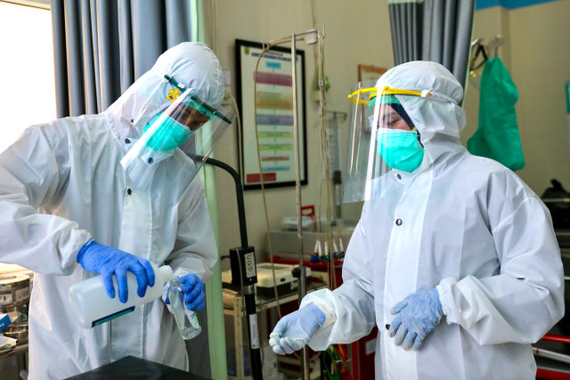 Petugas medis di Aceh saat bersiap untuk melakukan pemeriksaan swab, Rabu (17/6). Foto: Suparta/acehkini