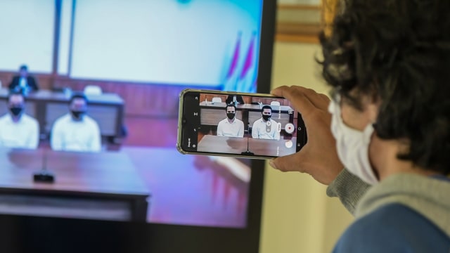 Jurnalis mengambil gambar sidang vonis kasus penyiraman air keras terhadap penyidik KPK Novel Baswedan di Pengadilan Jakarta Utara, Kamis (16/7). Foto: Galih Pradipta/ANTARA FOTO