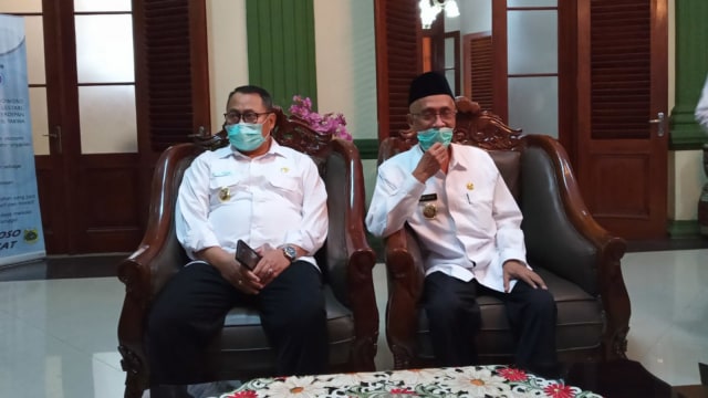 Kepala Dispapora Bondowoso Harry Patriantono (kiri) dipecat karena bermain TikTok. Foto: Istimewa