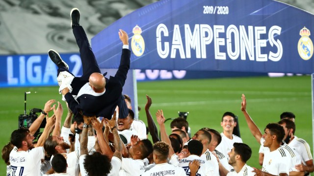 Para pemain Real Madrid mengangkat pelatih Zinedine Zidane saat merayakan kemenangannya pada La Liga Santander di Stadion Alfredo Di Stefano, Madrid, Spanyol, (16/7). Foto: Sergio Perez REUTERS