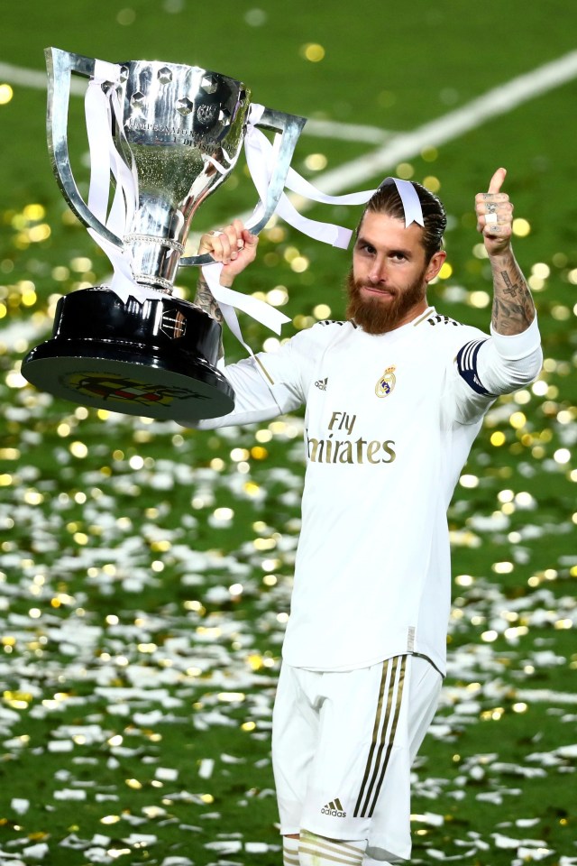 Pemain Real Madrid Sergio Ramos mengangkat piala kemenangan pada La Liga Santander di Stadion Alfredo Di Stefano, Madrid, Spanyol, (16/7). Foto: Sergio Perez REUTERS