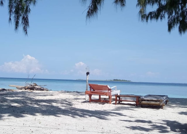 View di Pantai Pasir Putih di Kepulauan Takabonarete. (Foto oleh Hambali)