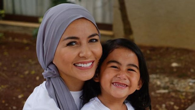 Meisya Siregar dan anaknya, Bambang. Foto: Instagram/@meisya_siregar