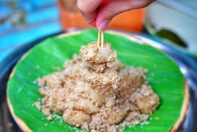 Kenyal, Manis, Empuk. Kaloci, cemilan street food khas Pontianak. Foto by @KulinerKotaPontianak