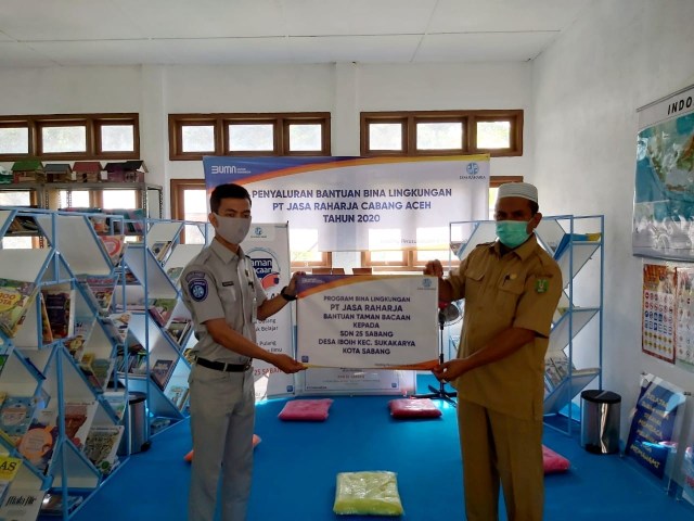 PT Jasa Raharja memberi bantuan pendidikan berupa Taman Bacaan Sekolah (TBS) di daerah 3T (Terluar, Terdepan dan Tertinggal). Foto: PT Jasa Raharja