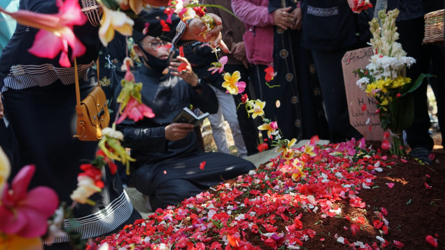 Keluarga dan kerabat menghadiri pemakaman jenazah Omas di TPU Cisalak, Depok, Jawa Barat, Jumat (17/7).  Foto: Ronny