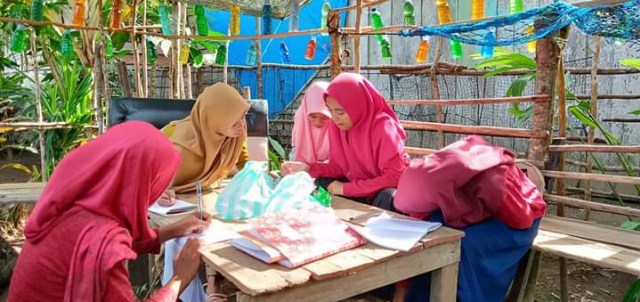 Walaupun di batasi proses belajar di taman baca milik Jeck tetap berlanjut. Foto : Geraldy Rakasiwi.